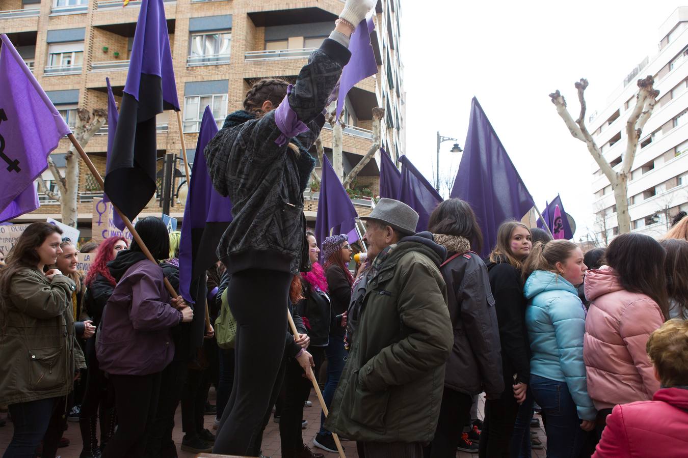En el Día Internacional de la Mujer, las estudiantes han querido reivindicar la igualdad en una manifestación que ha partido de la UR y que ha llegado hasta la Delegación del Gobierno