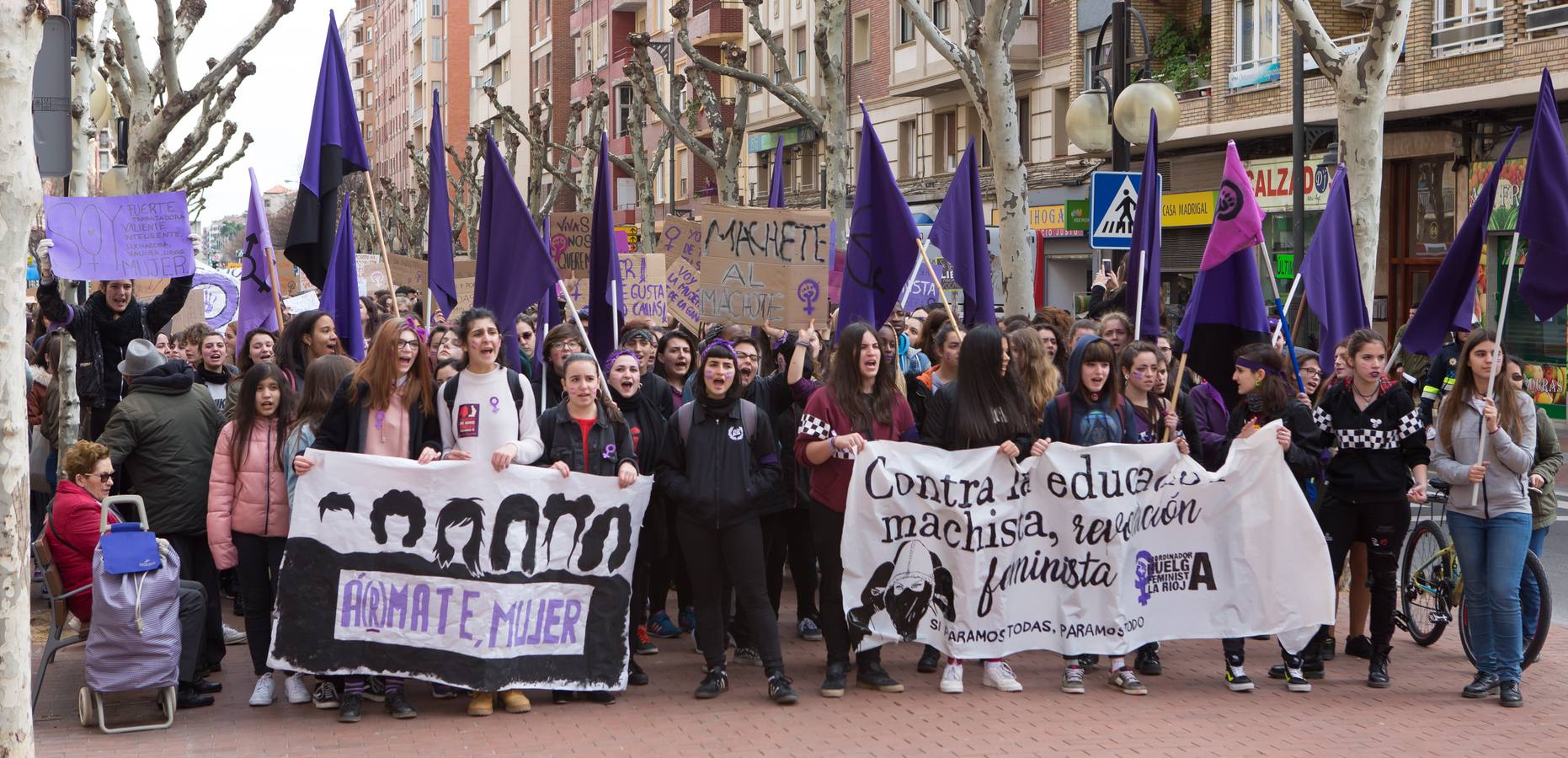 En el Día Internacional de la Mujer, las estudiantes han querido reivindicar la igualdad en una manifestación que ha partido de la UR y que ha llegado hasta la Delegación del Gobierno
