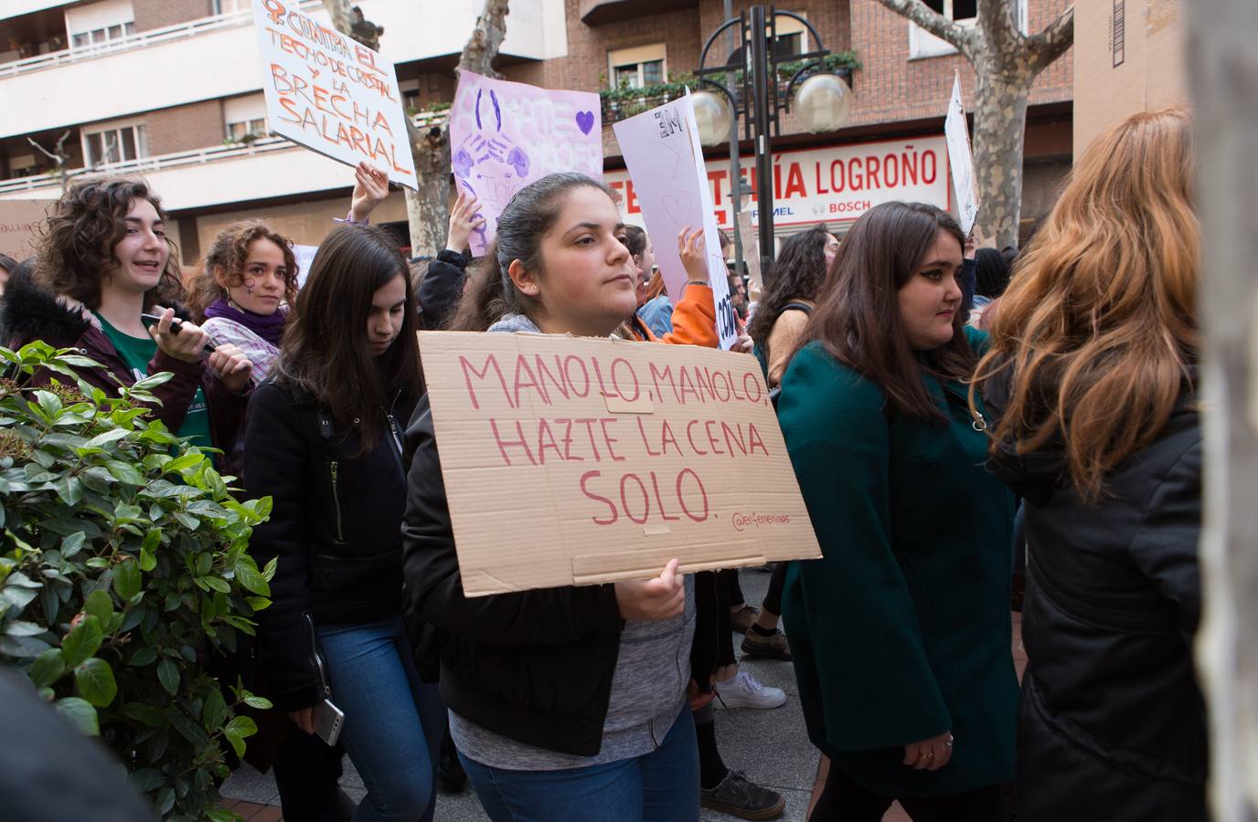 En el Día Internacional de la Mujer, las estudiantes han querido reivindicar la igualdad en una manifestación que ha partido de la UR y que ha llegado hasta la Delegación del Gobierno