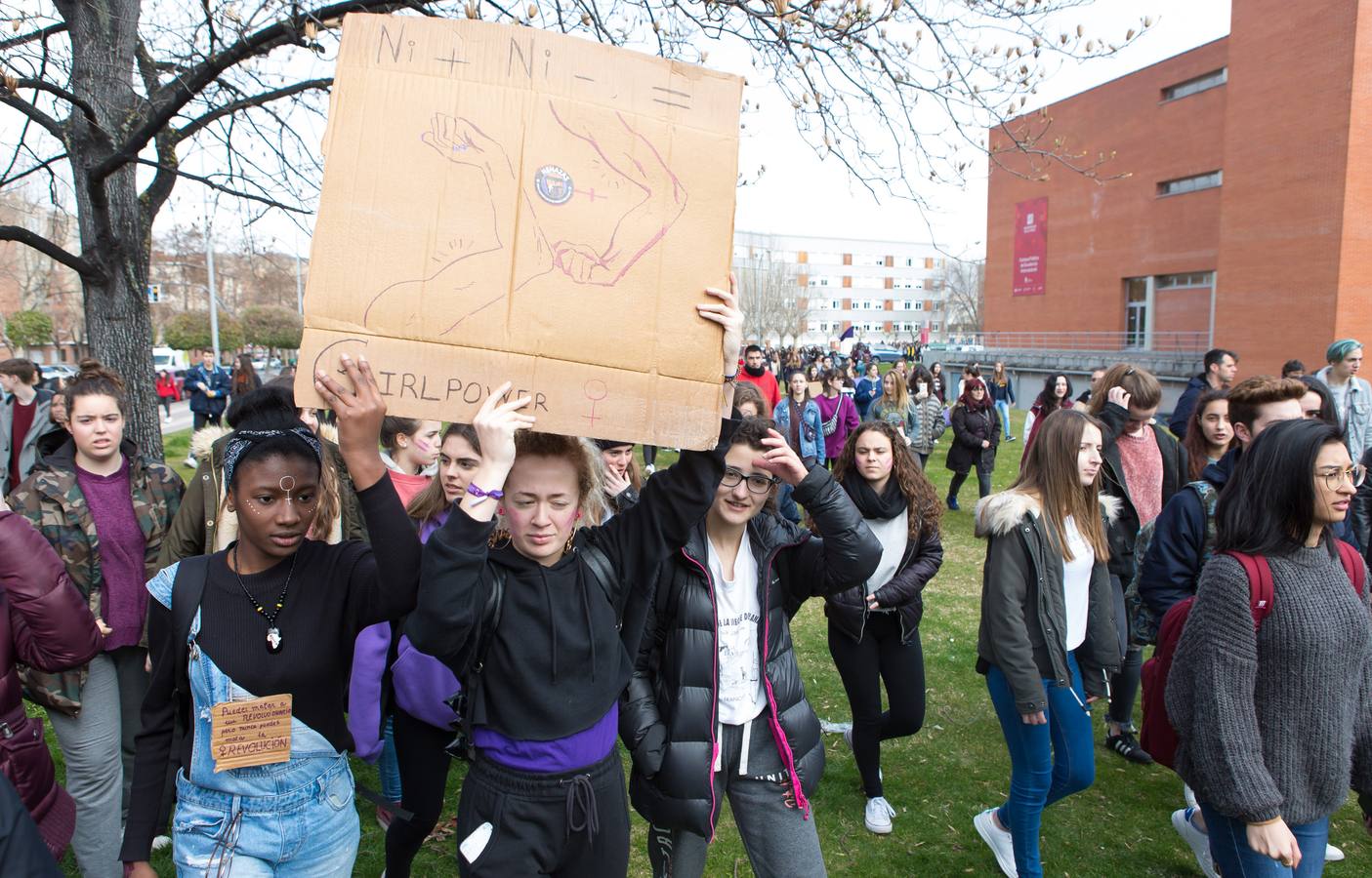 En el Día Internacional de la Mujer, las estudiantes han querido reivindicar la igualdad en una manifestación que ha partido de la UR y que ha llegado hasta la Delegación del Gobierno