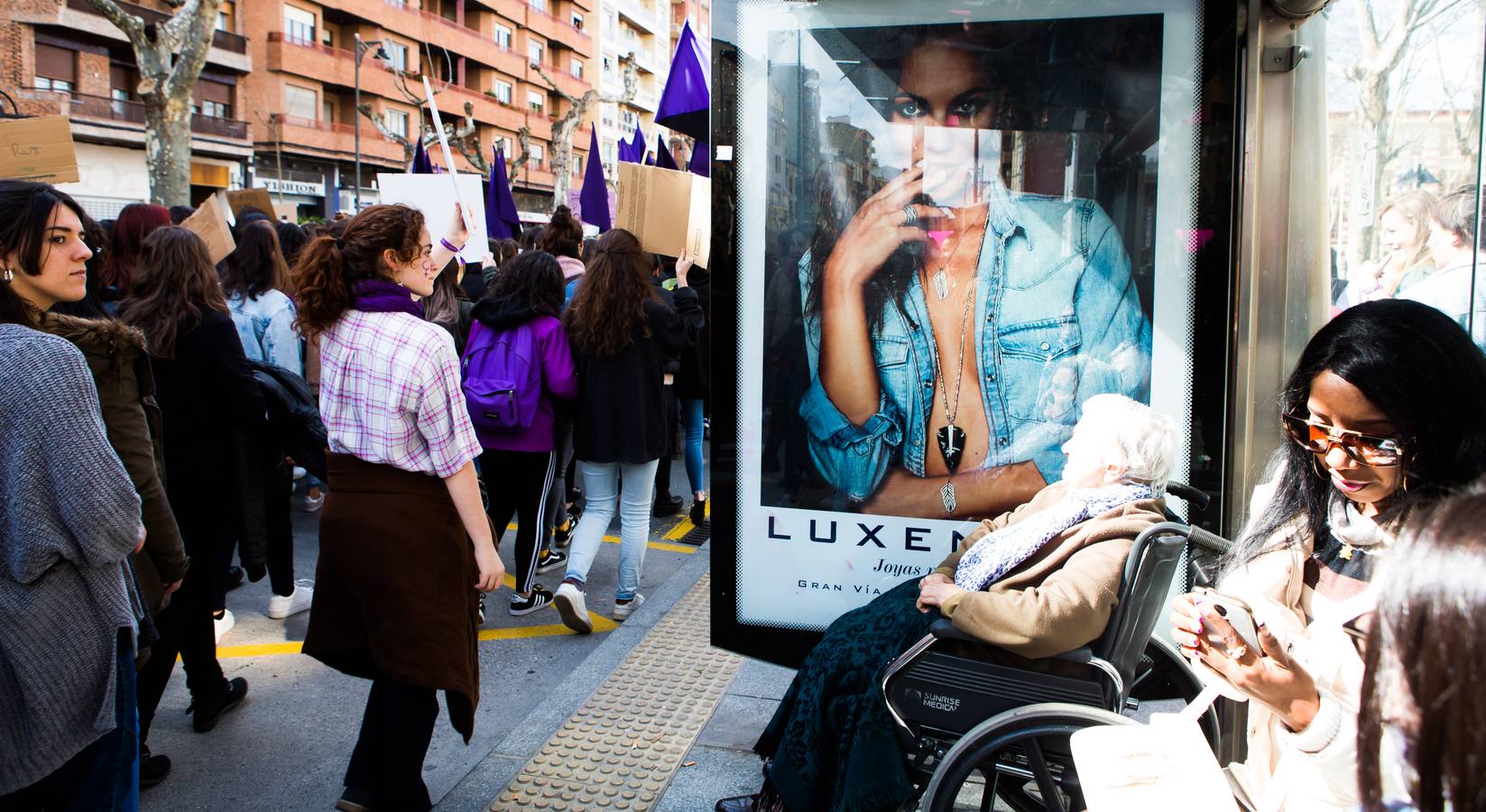 En el Día Internacional de la Mujer, las estudiantes han querido reivindicar la igualdad en una manifestación que ha partido de la UR y que ha llegado hasta la Delegación del Gobierno