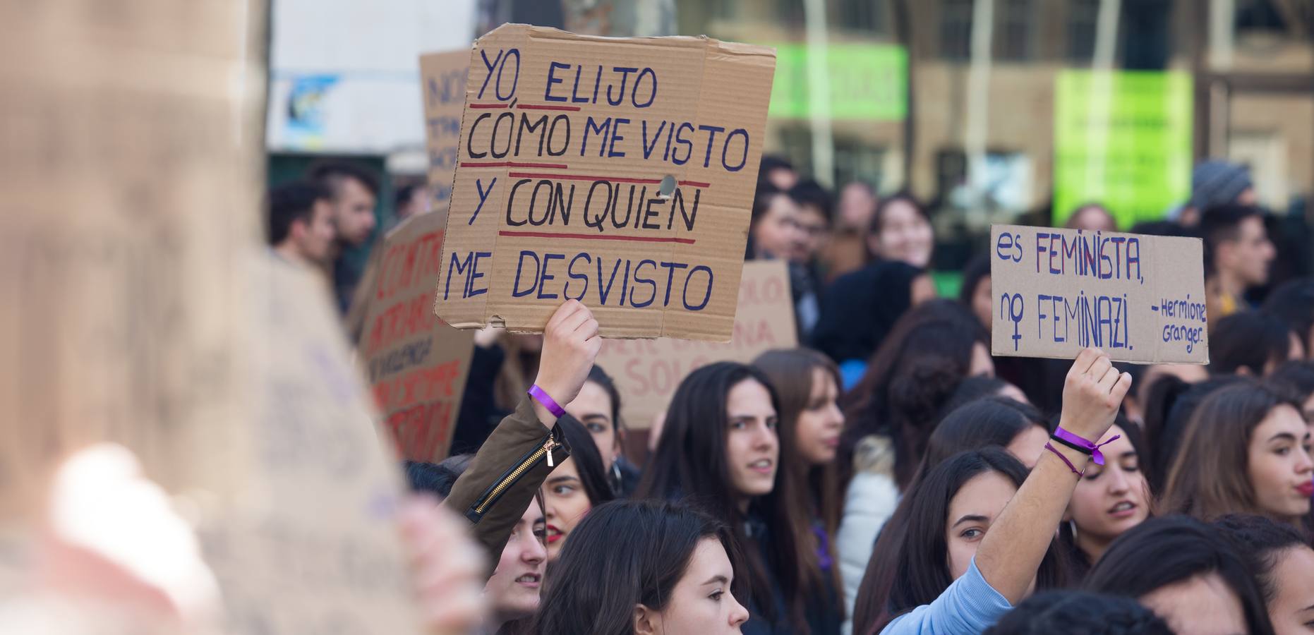 En el Día Internacional de la Mujer, las estudiantes han querido reivindicar la igualdad en una manifestación que ha partido de la UR y que ha llegado hasta la Delegación del Gobierno