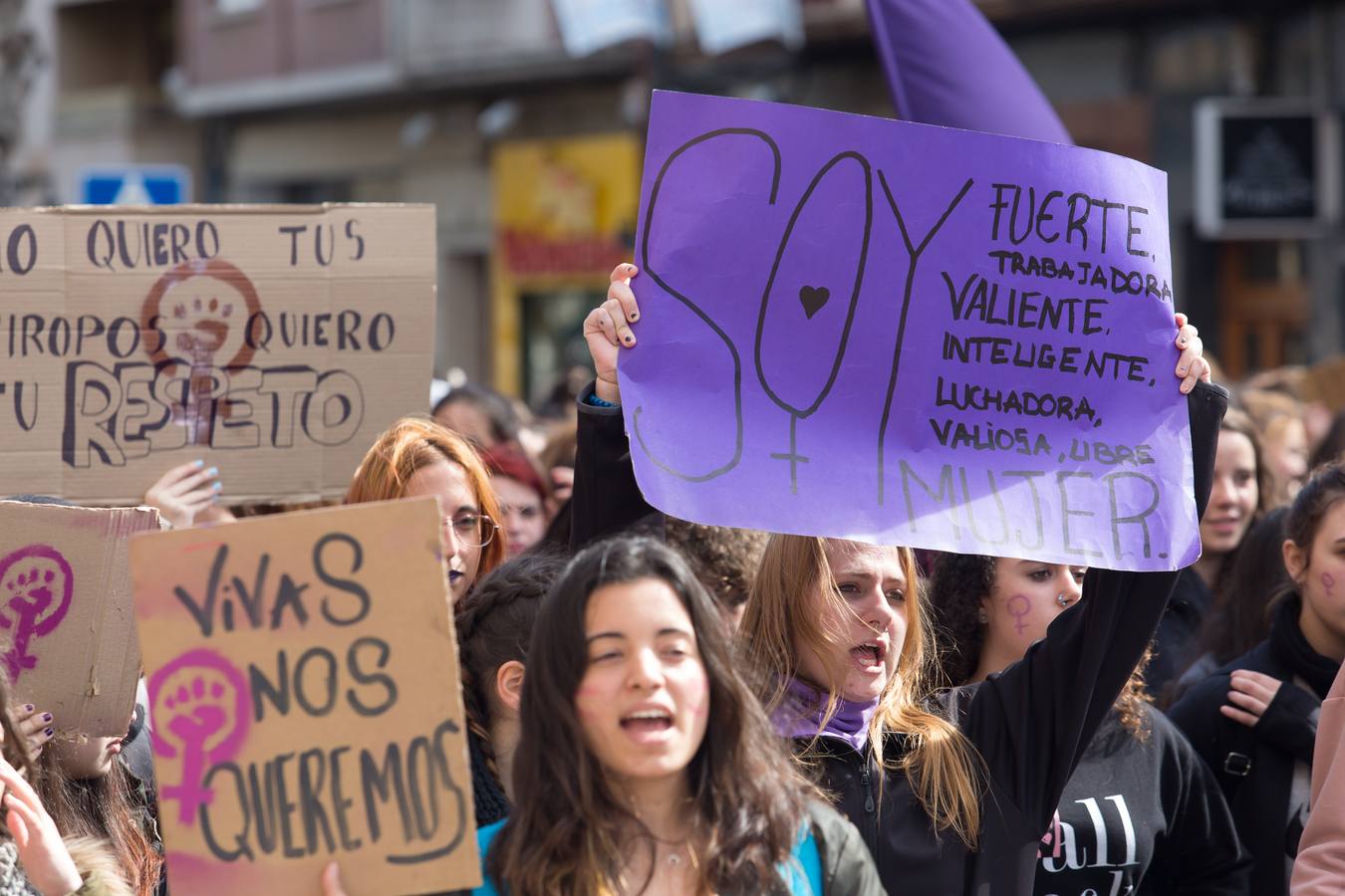 En el Día Internacional de la Mujer, las estudiantes han querido reivindicar la igualdad en una manifestación que ha partido de la UR y que ha llegado hasta la Delegación del Gobierno