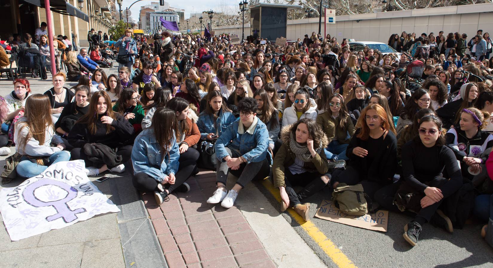 En el Día Internacional de la Mujer, las estudiantes han querido reivindicar la igualdad en una manifestación que ha partido de la UR y que ha llegado hasta la Delegación del Gobierno
