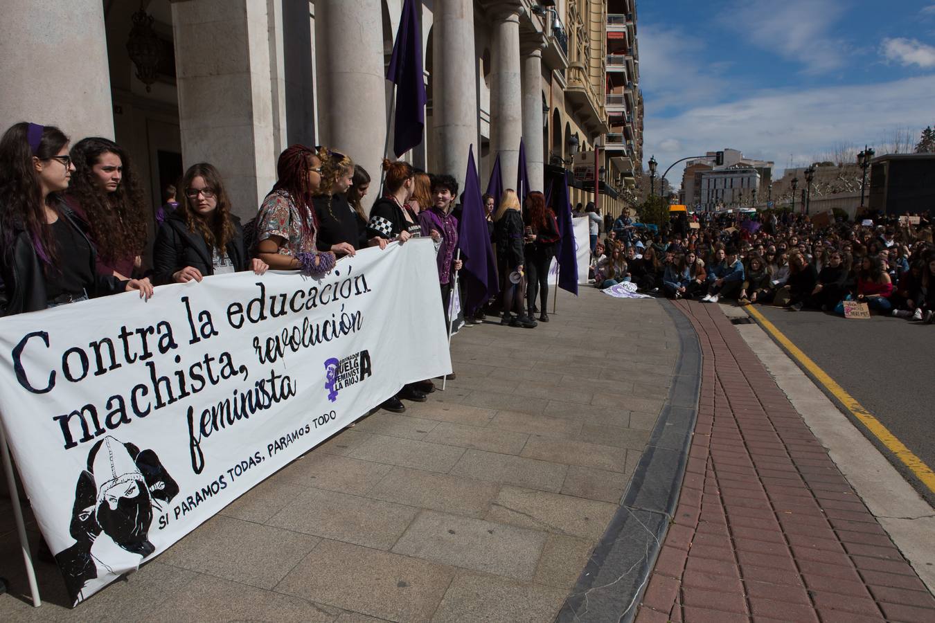 En el Día Internacional de la Mujer, las estudiantes han querido reivindicar la igualdad en una manifestación que ha partido de la UR y que ha llegado hasta la Delegación del Gobierno
