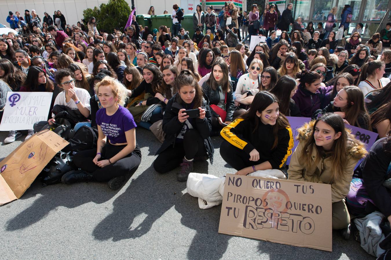 En el Día Internacional de la Mujer, las estudiantes han querido reivindicar la igualdad en una manifestación que ha partido de la UR y que ha llegado hasta la Delegación del Gobierno
