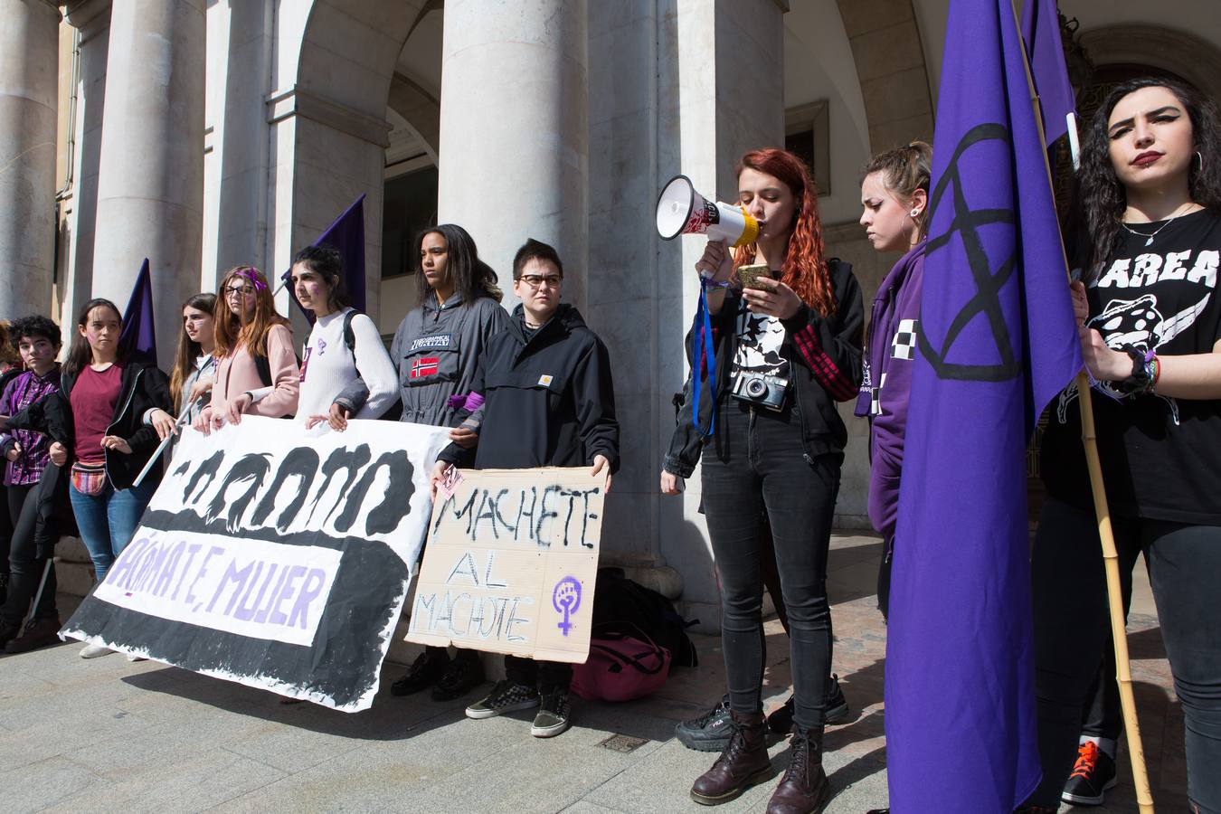 En el Día Internacional de la Mujer, las estudiantes han querido reivindicar la igualdad en una manifestación que ha partido de la UR y que ha llegado hasta la Delegación del Gobierno