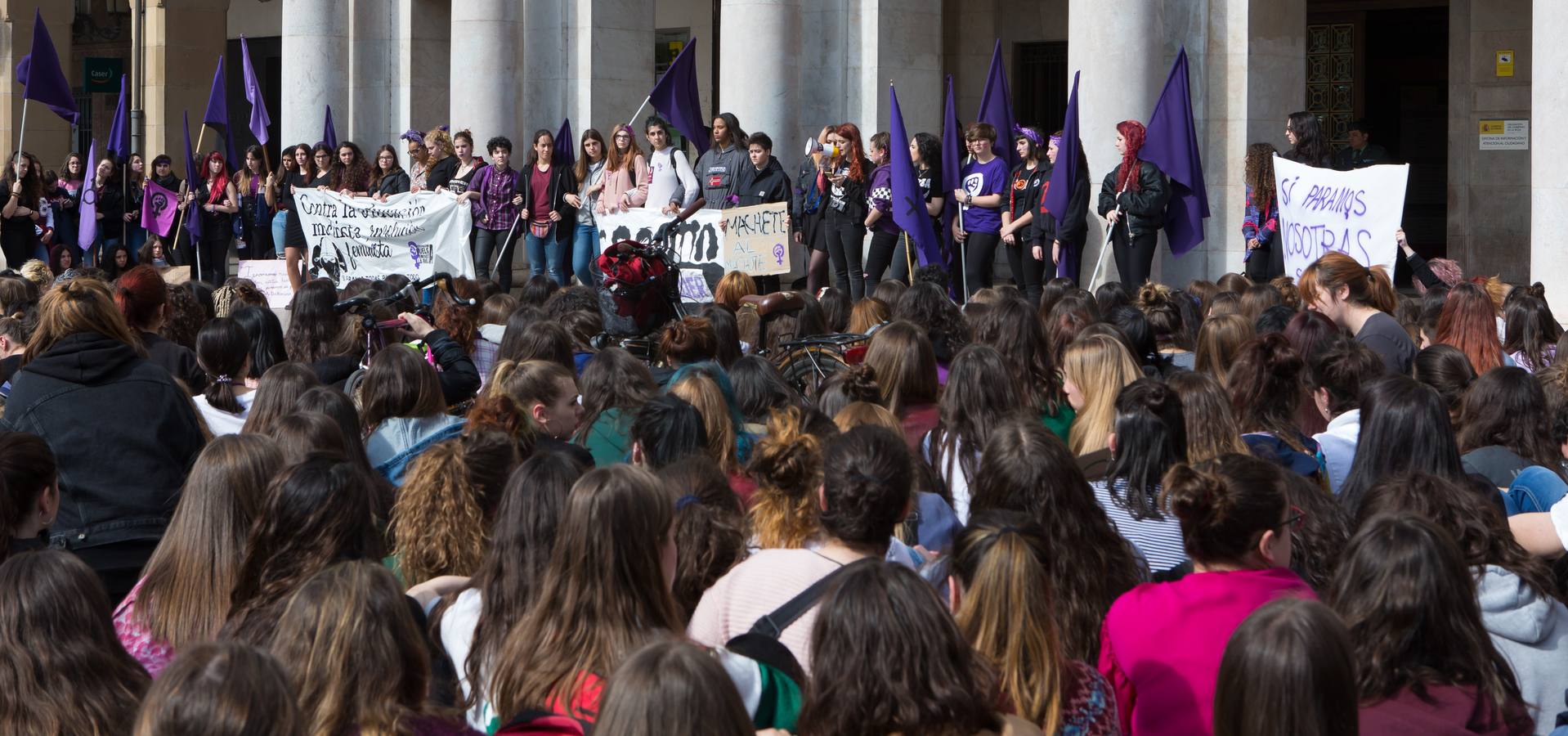 En el Día Internacional de la Mujer, las estudiantes han querido reivindicar la igualdad en una manifestación que ha partido de la UR y que ha llegado hasta la Delegación del Gobierno