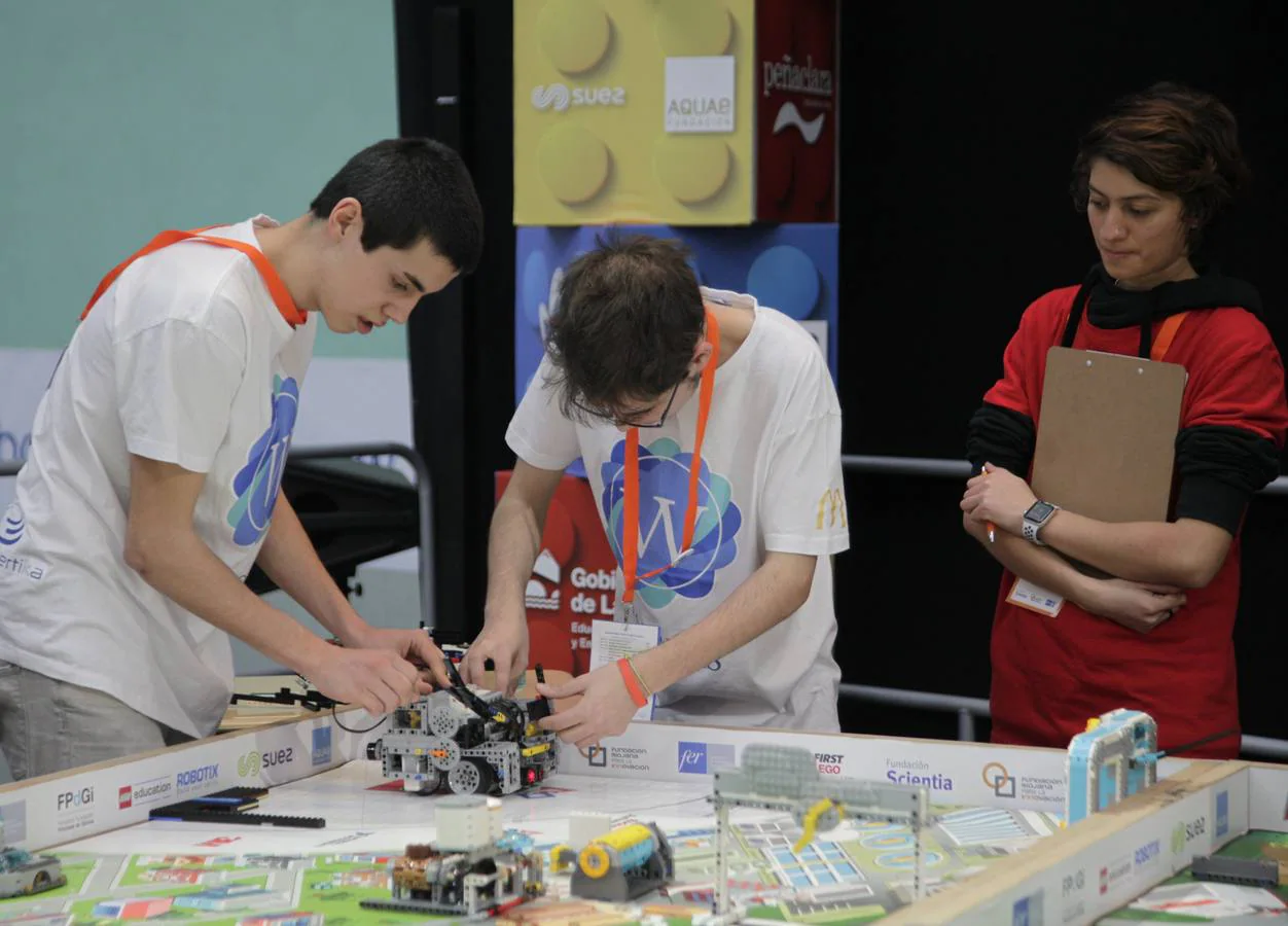 Más de 700 jóvenes de toda España se enfrentan en el evento, celebrado en el colegio Maristas de Logroño