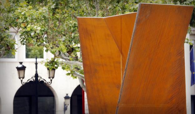 La escultura homenaje a las víctimas del terrorismo de El Espolón, obra de Agustín Ibarrola. :: j.r.