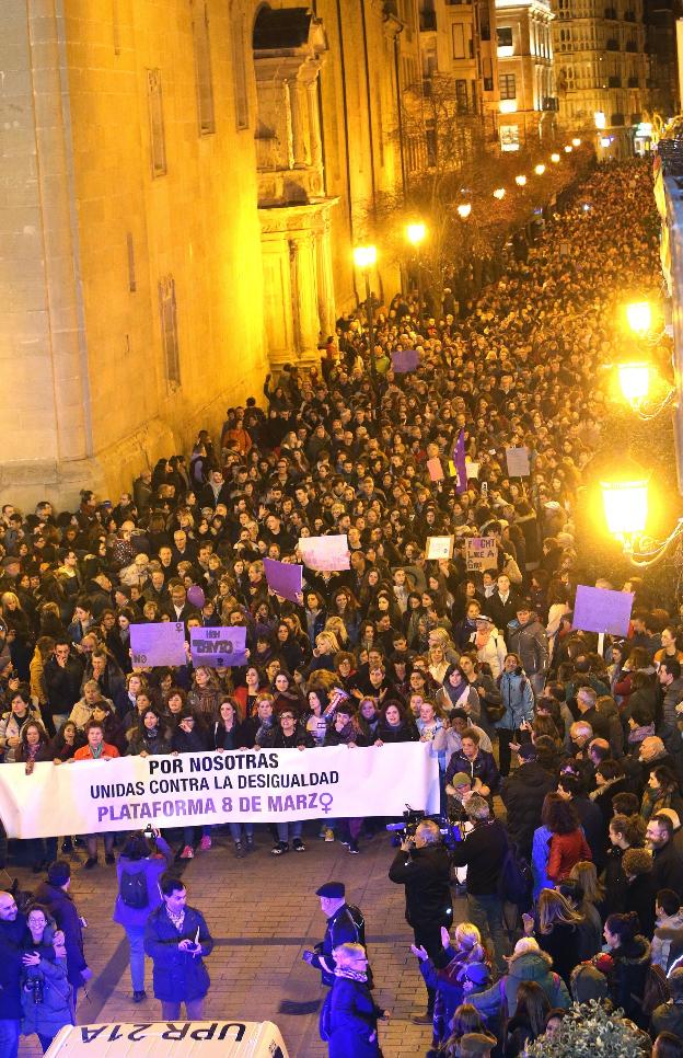 Manifestantes, el jueves a su paso por Portales. :: j. marín