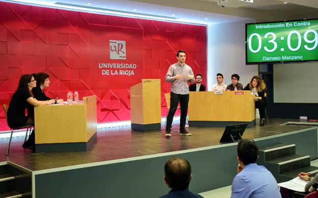 El equipo 'Los cinco' (a la derecha) ganó la sexta liga de Debate de la Universidad de La Rioja. :: Miguel herreros