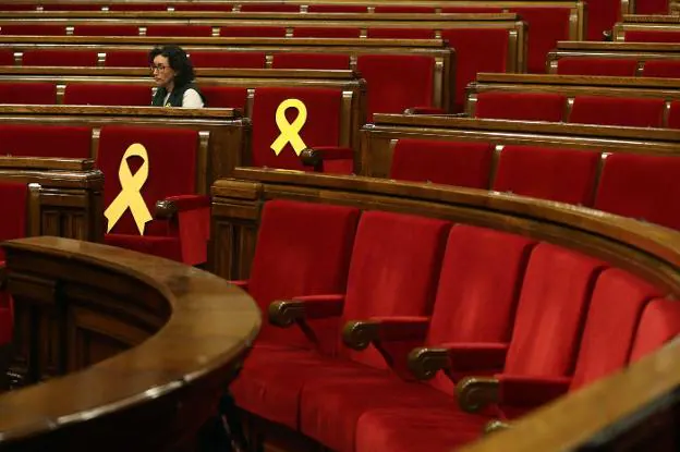 Marta Rovira, sentada en su escaño antes de una sesión en el Parlament. :: Toni Albir / efe