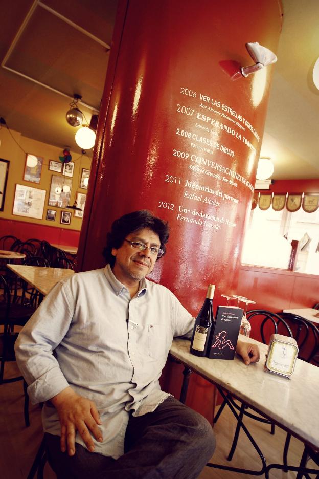 El escritor peruano
Fernando Iwasaki, en el
Café Bretón de Logroño.
:: justo rodríguez