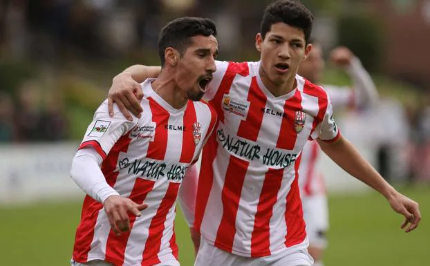 Los jugadores de la UDL celebran uno de los goles.