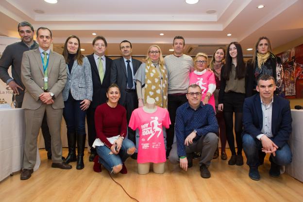 Organización, patrocinadores y empresas colaboradoras, junto a la nueva camiseta. :: SONIA TERCERO
