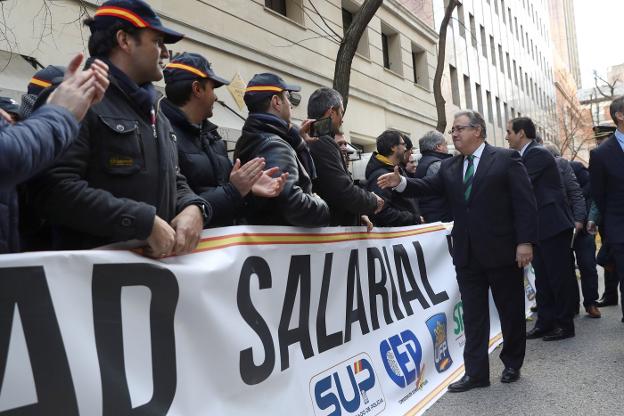 Zoido llega ayer al Ministerio para firmar el acuerdo. :: Ballesteros / efe