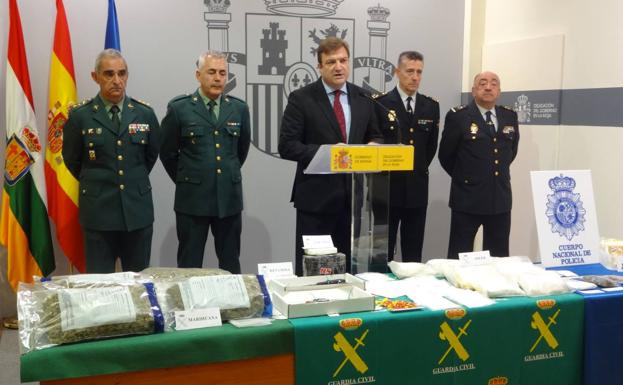 El delegado del Gobierno, Alberto Bretón, con mandos de la Guardia Civil y la Policía Nacional 