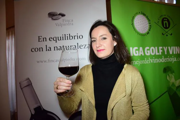 Leticia Villegas sostiene una copa de Reserva Finca Valpiedra. 