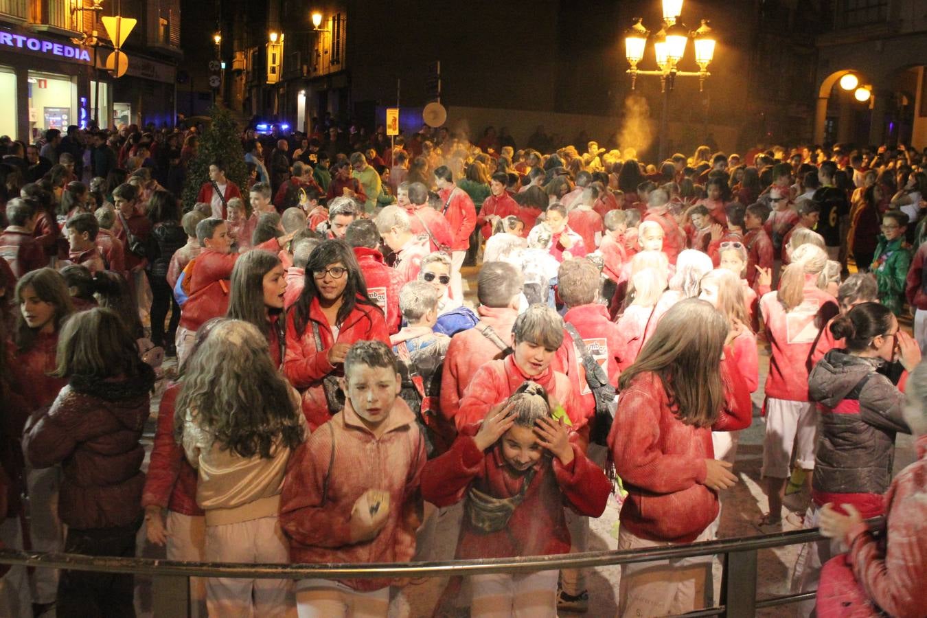 El lanzamiento de la 'bomba' abrió la noche del jueves 72 horas de fuestas de San José en Arnedo