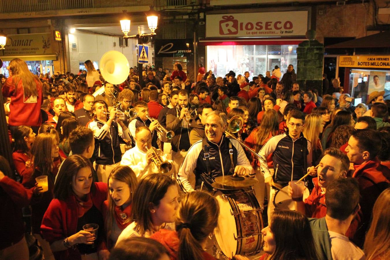 El lanzamiento de la 'bomba' abrió la noche del jueves 72 horas de fuestas de San José en Arnedo