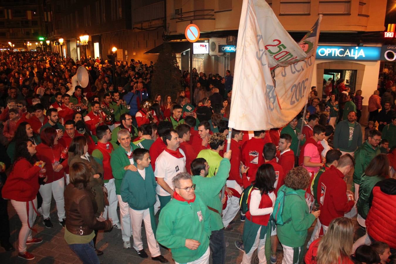 El lanzamiento de la 'bomba' abrió la noche del jueves 72 horas de fuestas de San José en Arnedo