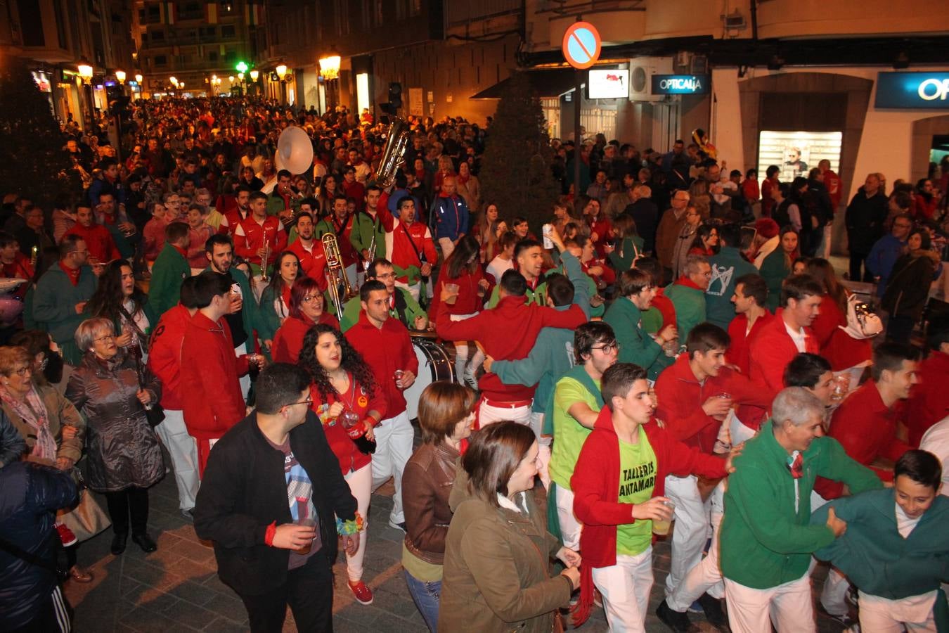 El lanzamiento de la 'bomba' abrió la noche del jueves 72 horas de fuestas de San José en Arnedo