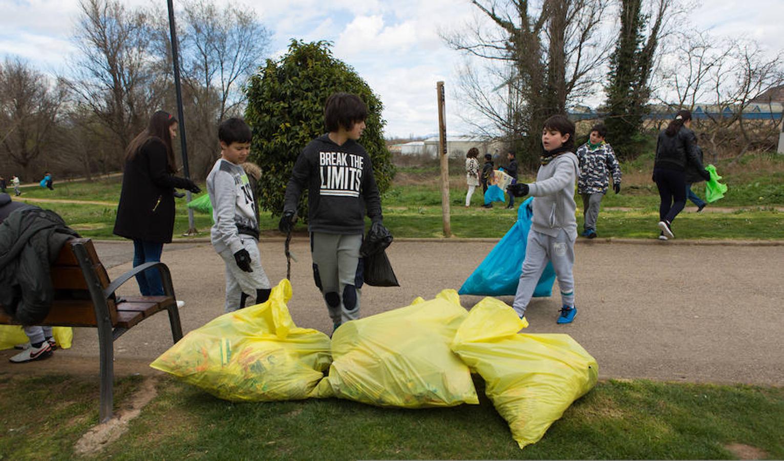 Gracias a los escolares de Albelda el río Iregua es hoy un río más limpio. Un trabajo coral y ecológico que demuestra que si el hombre es el que mancha también tiene la obligación de limpiar lo que ensucia.