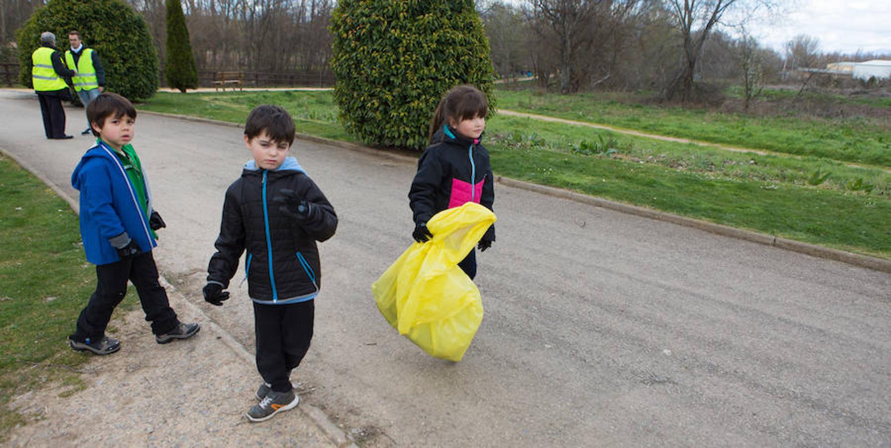 Gracias a los escolares de Albelda el río Iregua es hoy un río más limpio. Un trabajo coral y ecológico que demuestra que si el hombre es el que mancha también tiene la obligación de limpiar lo que ensucia.