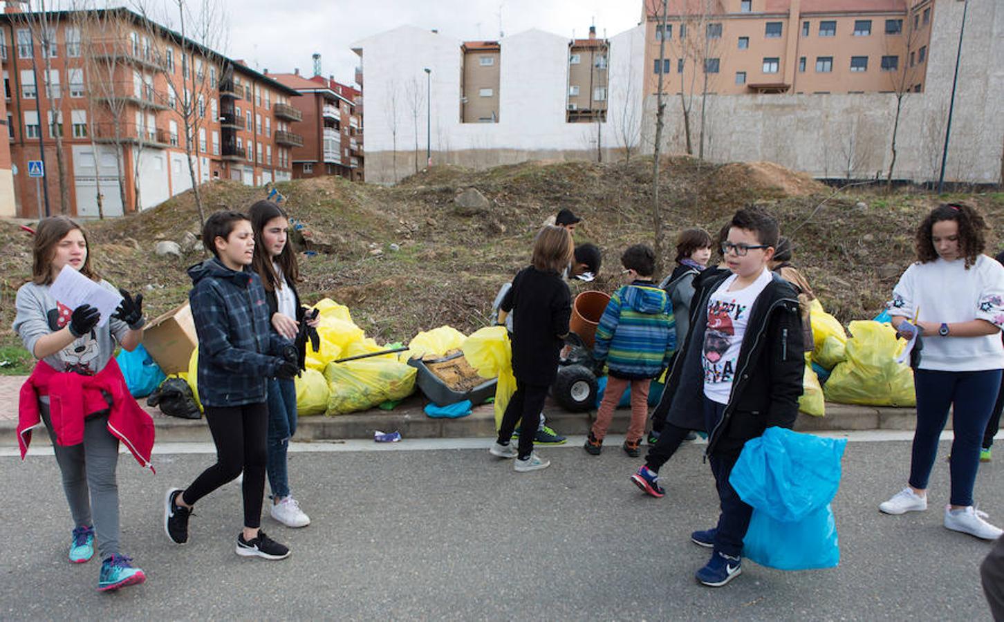 Gracias a los escolares de Albelda el río Iregua es hoy un río más limpio. Un trabajo coral y ecológico que demuestra que si el hombre es el que mancha también tiene la obligación de limpiar lo que ensucia.