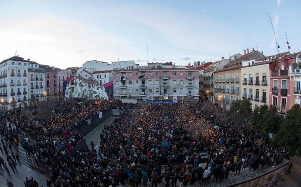 Imagen principal - Concentración en la plaza de Nelson Mandela. 