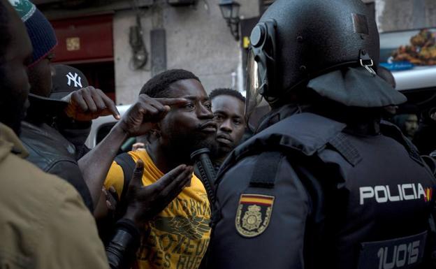 Concentración en la plaza de Nelson Mandela, en el barrio madrileño de Lavapiés, para protestar por la muerte del mantero senegalés Mmame Mbage. 