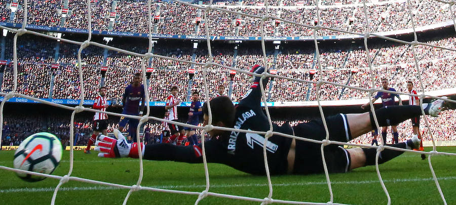 Alcácer y Messi ponen tierra de por medio ante un Athletic que persigue sombras en el Camp Nou.