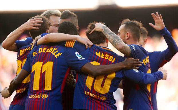 Los jugadores del Barcelona celebran el segundo gol de Messi. 