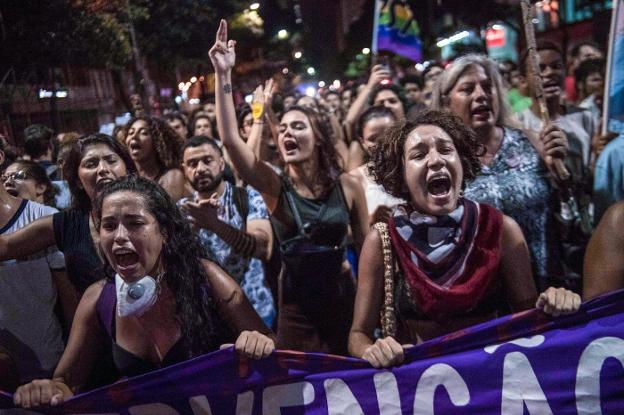 Un grupo de mujeres protesta en Río de Janeiro por el asesinato de Marielle Franco. :: Mauro Pimentel / afp