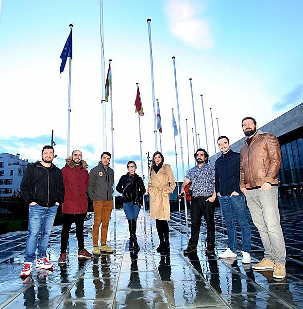 De izquierda a derecha, Álex Vilar, Gerardo Huezo, Nacho Hernando, Laura Toca, Nuria Vega, Eduardo Kuadrado, Daniel García y Gonzalo Soriano, riojanos que han regresado tras una estancia en el extranjero. 