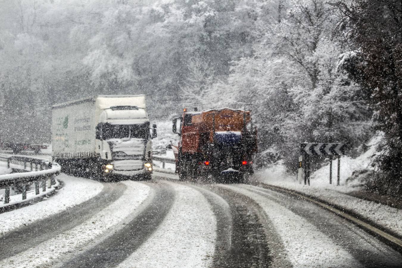 En la carretera nacional 111 hubo muchos problemas de circulación a causa de la nieve, aunque dejó preciosas estampas.