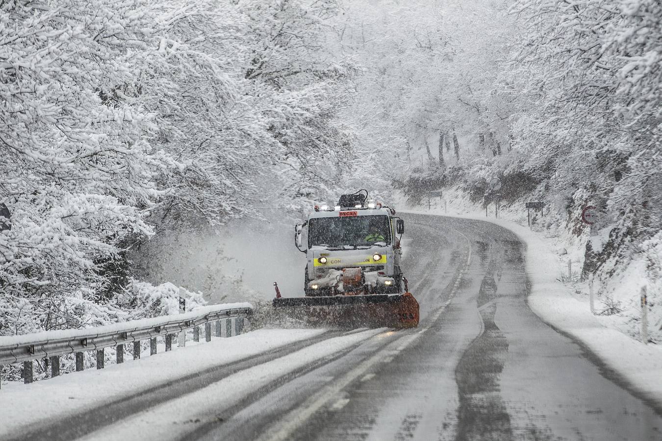 En la carretera nacional 111 hubo muchos problemas de circulación a causa de la nieve, aunque dejó preciosas estampas.