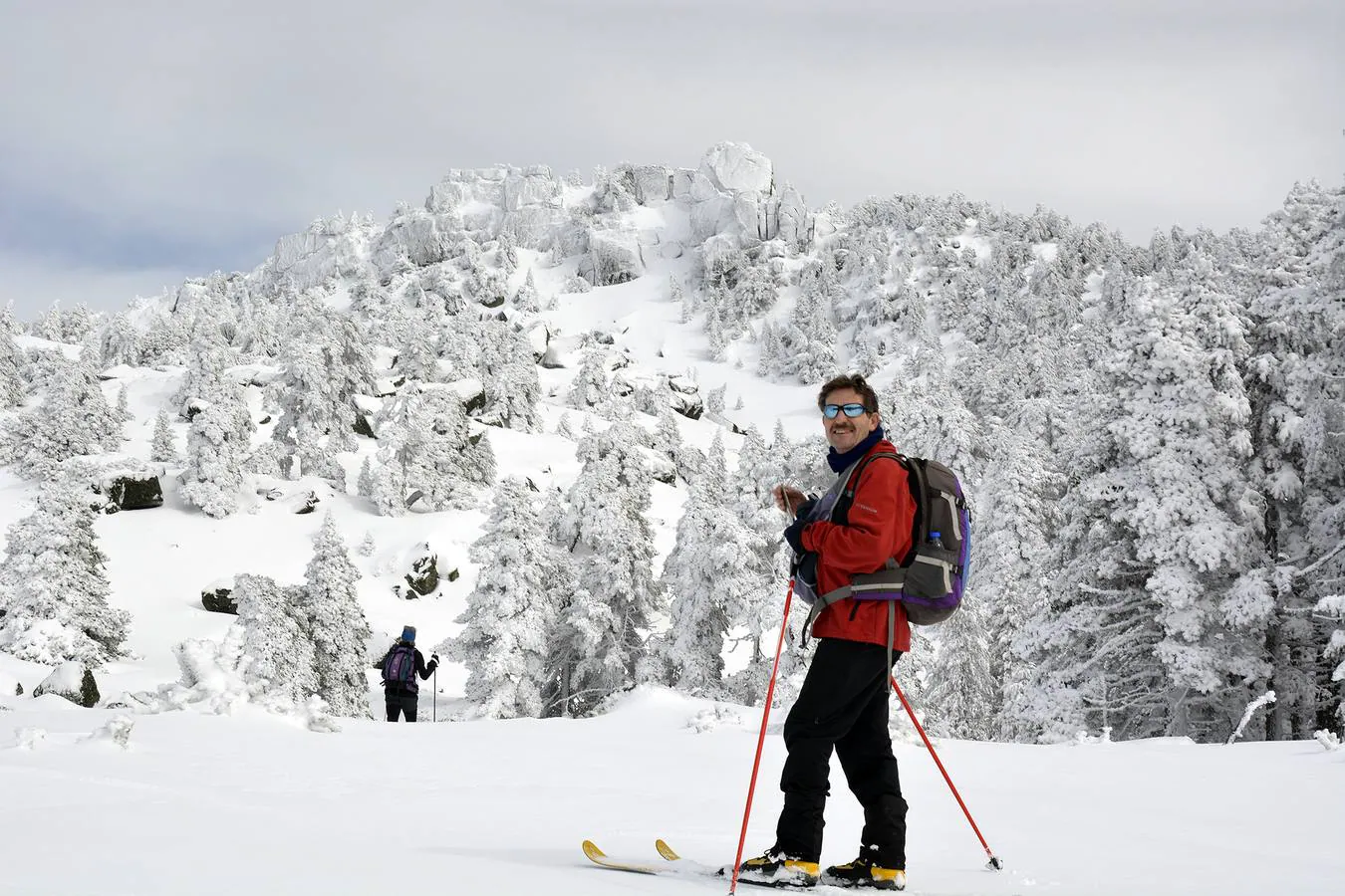 Espectacular paisaje de Sierra Cebollera cubierta por la nieve en este último fin de semana de invierno.