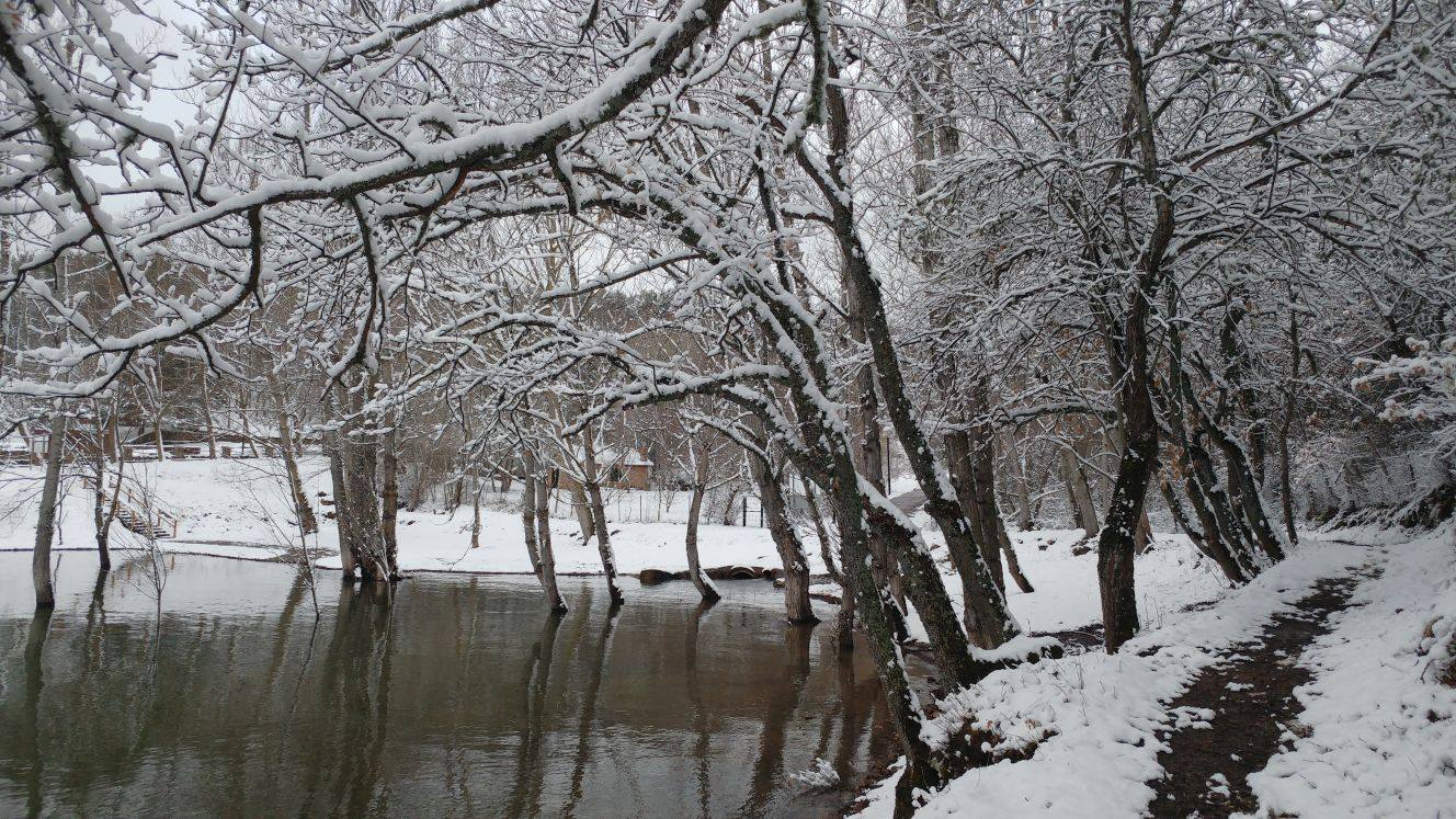 Imágenes del pantano González Lacasa cubierto de nieve.