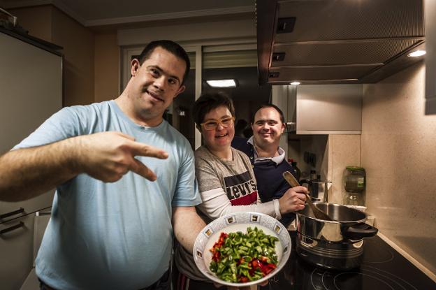 Andrés, María y Álvaro, preparando la cena en el piso que comparten en Logroño. :: justo rodríguez