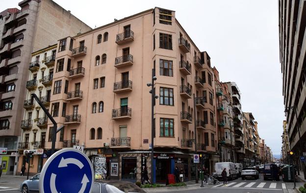 Esquina formada por el 21 y el 19 de Gran Vía. :: miguel herreros