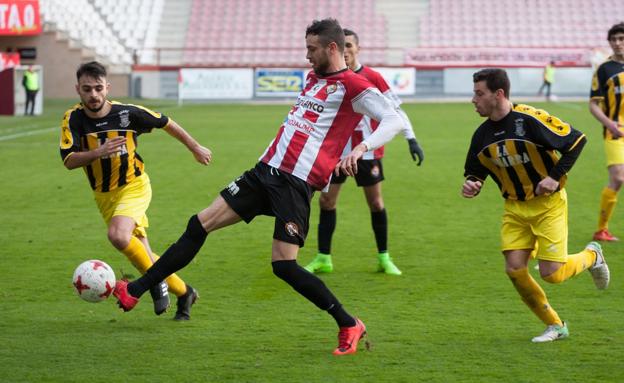 Leo, delantero de la SD Logroñés, golpea el balón durante el partido de ayer en Las Gaunas. :: díaz uriel