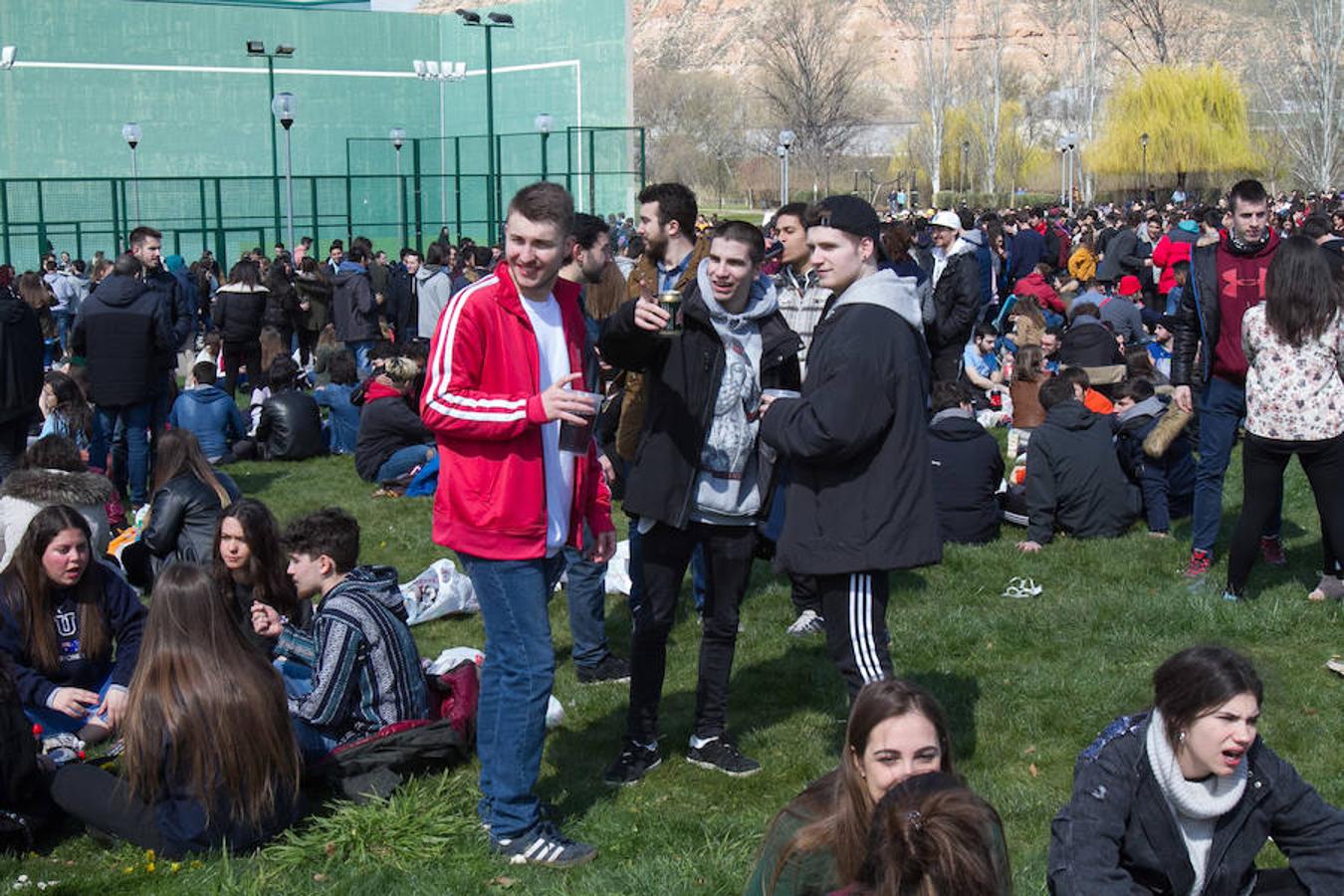 La fieta de Peritos goza del privilegio de ser una de la de mayor poder de convocatoria de cuantas se montan en el entorno universitario. La jornada de hoy ha vuelto a ponerlo de relieve y, si además, se apunta el sol, el deseado sol, la fiesta ha sido completa.