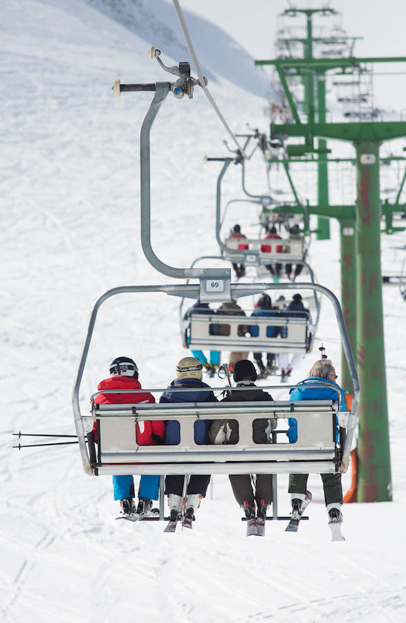 Las nevadas de los últimos días y la proximidad de las fiestas de Semana Santa permiten ser optimistas en la capacidad de convocatoria de turistas y esquiadores en la estación de esquí de Valdecaray.