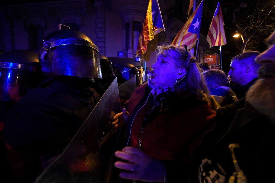 Un total de 22 personas han resultado heridas leves y dos con prónostico menos grave este viernes por la noche durante la movilización contra el encarcelamiento de políticos soberanistas en la zona de la Delegación del Gobierno en Cataluña.