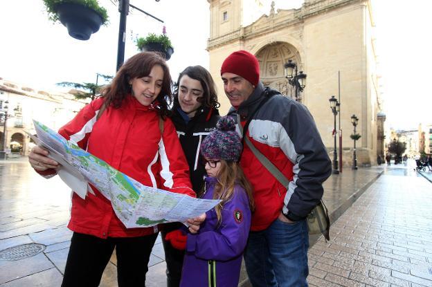 Un grupo de turistas consulta un mapa de Logroño frente a la concatedral de La Redonda. ::