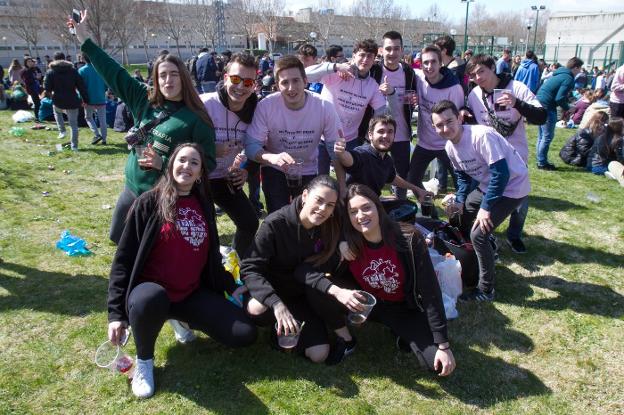 Un grupo de estudiantes, durante la fiesta de Peritos de ayer. :: díaz uriel