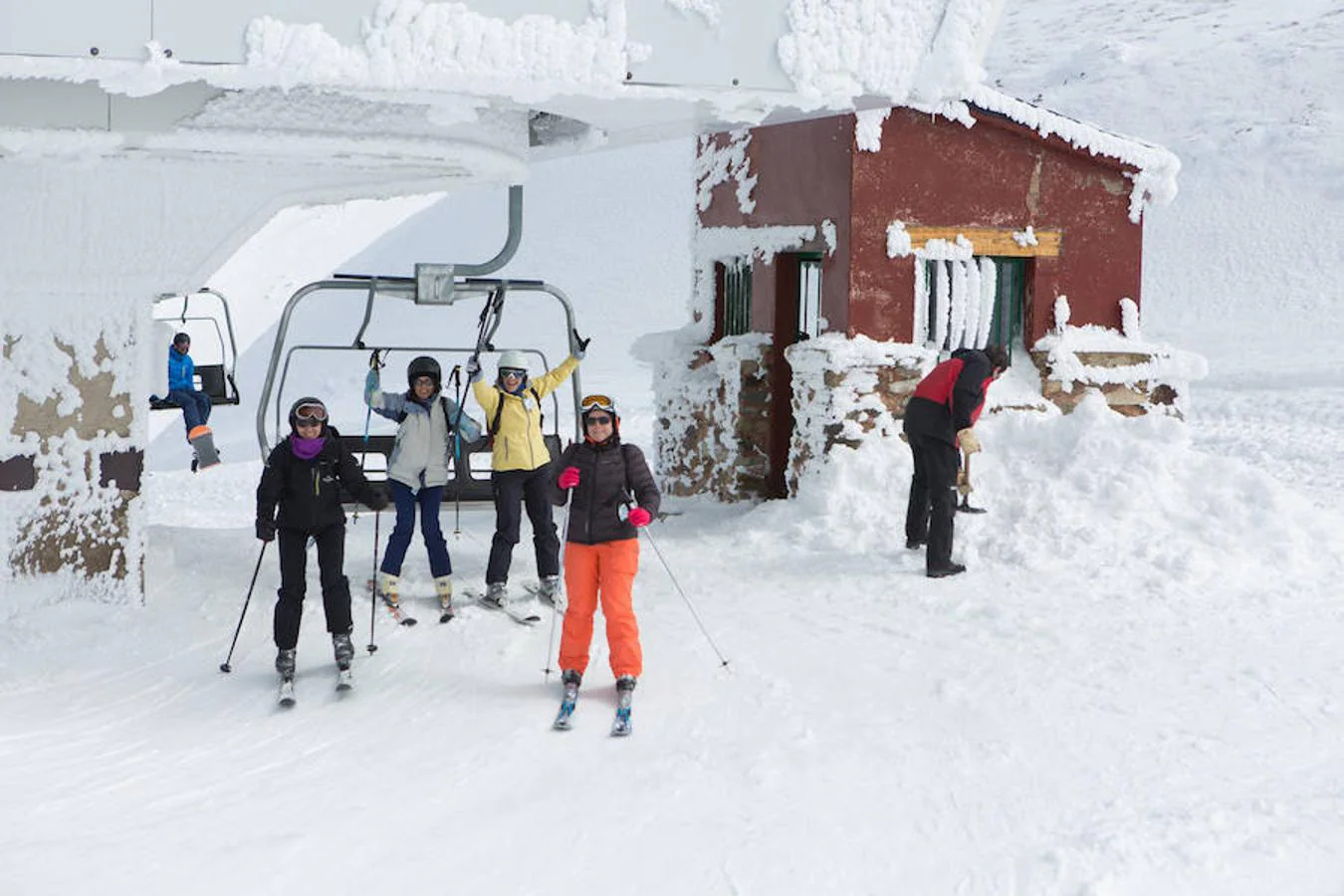 Las nevadas de los últimos días y la proximidad de las fiestas de Semana Santa permiten ser optimistas en la capacidad de convocatoria de turistas y esquiadores en la estación de esquí de Valdecaray.