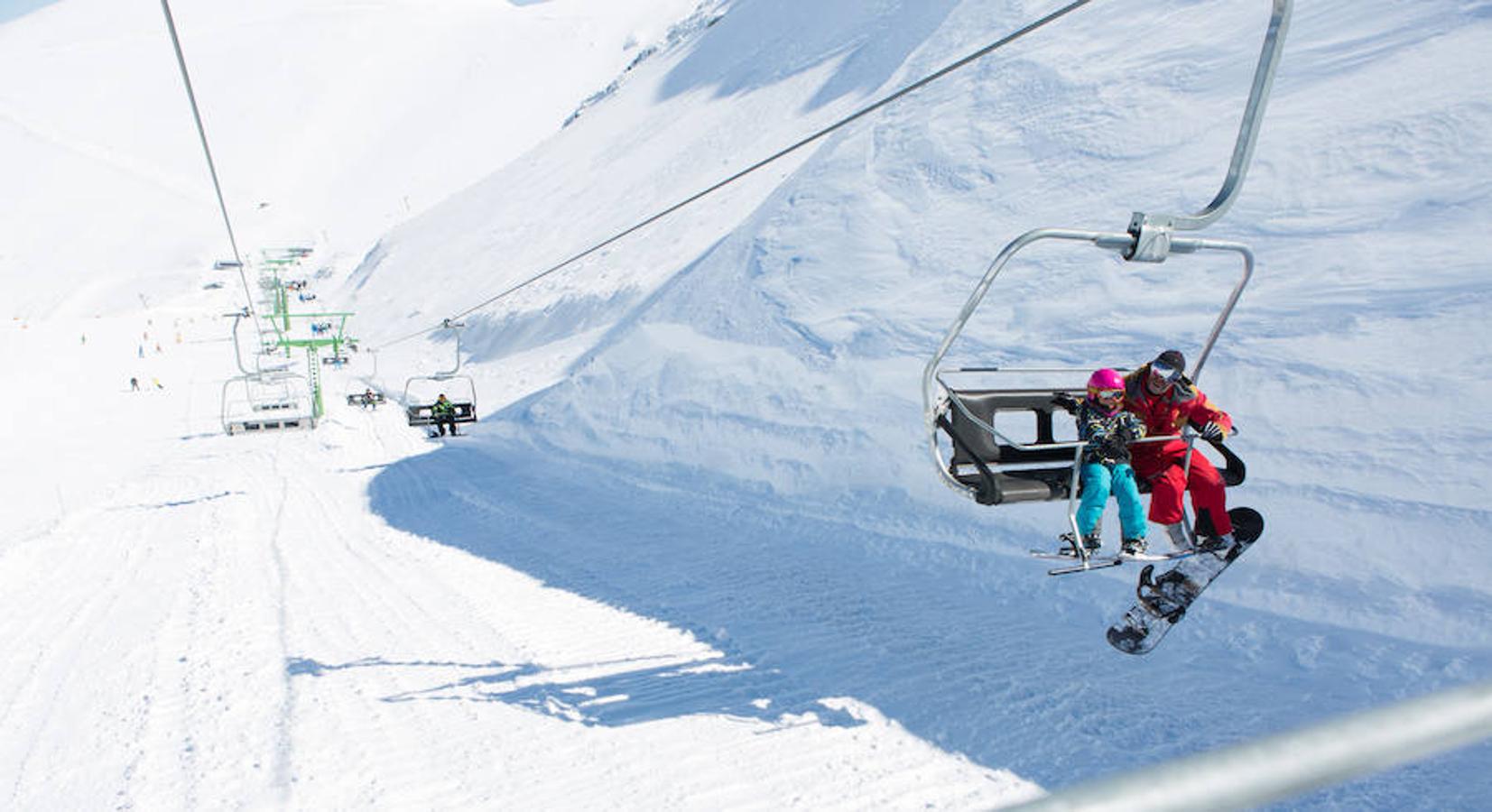 Las nevadas de los últimos días y la proximidad de las fiestas de Semana Santa permiten ser optimistas en la capacidad de convocatoria de turistas y esquiadores en la estación de esquí de Valdecaray.